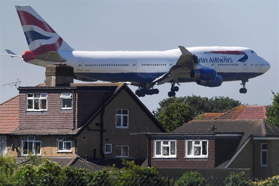 Boeing 747 společnosti British Airways přistává na londýnském letišti Heathrow....