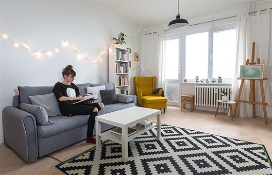Pohovka v obývacím pokoji má víceúčelové využití – je reprezentativním místem...