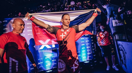 Petr Ondru jde do oktagonu XFN bojového sportu MMA, podporuje ho zpvák Daniel...