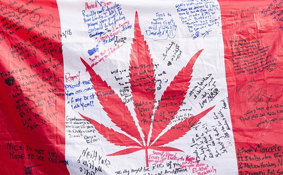 Kanadská vlajka podepsali lidi podporující nový kanadský zákon o legalizaci...