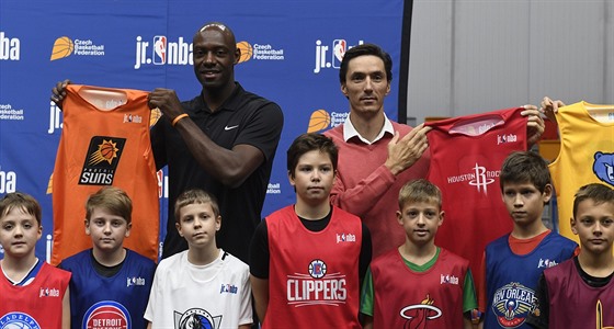 ampion zámoské basketbalové NBA z roku 2007 Nizozemec Francisco Elson (vlevo)...