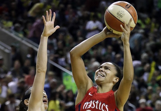 Kristi Toliverová z Týmu Washington Mystics stílí pes bránící Sue Birdovou ze...