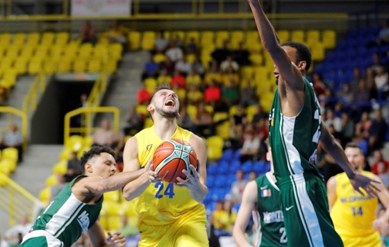 Jakub iina (ve lutém) z Opavy faulovaný v utkání s Nanterre.