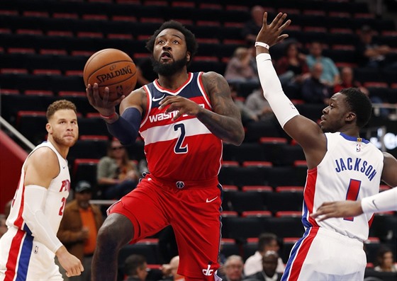 John Wall (2) z Washingtonu donáí mí do koe Detroitu kolem Reggieho Jacksona...