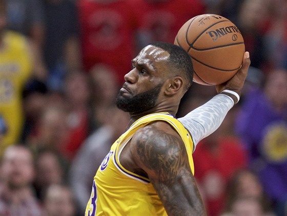 LeBron James smeuje pi svém soutním debutu za LA Lakers do koe Portlandu.