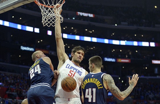 Boban Marjanovi (v bílém) z LA Clippers smeuje i bez výskoku. A obas pi tom...