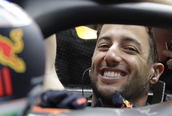 Daniel Ricciardo z Red Bullu se bhem trénink na Velkou cenu USA usmívá.