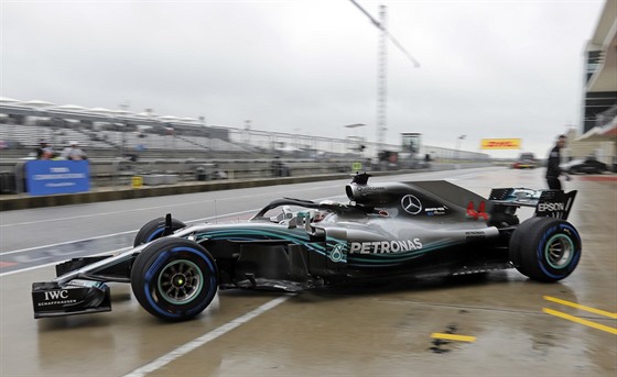 Lewis Hamilton z Mercedesu vyjídí do tréninku na VC USA.