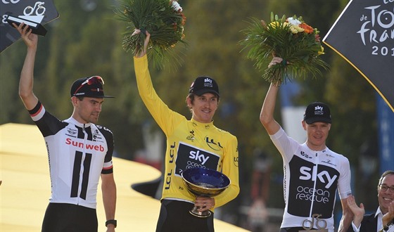 Britský cyklista Geraint Thomas (uprosted) s trofejí pro vítze slavné Tour de...