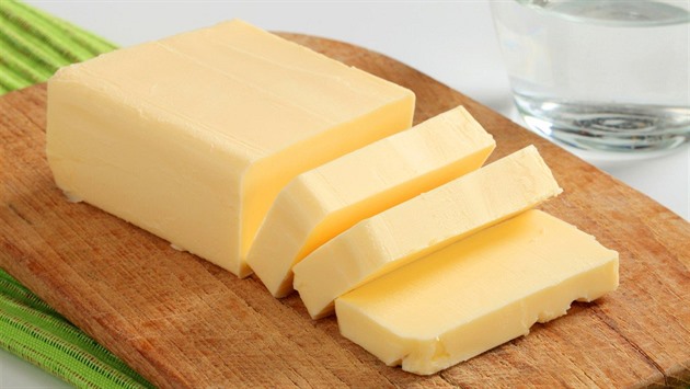 Zloděj na útěku zahodil kostky másla za 1 500, sýry za čtyři tisíce uhájil