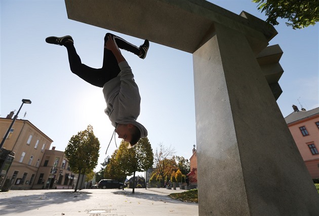 Pro laiky vypadá parkour nebezpen, Jan Hanko ale má za sebou roky tréninku....