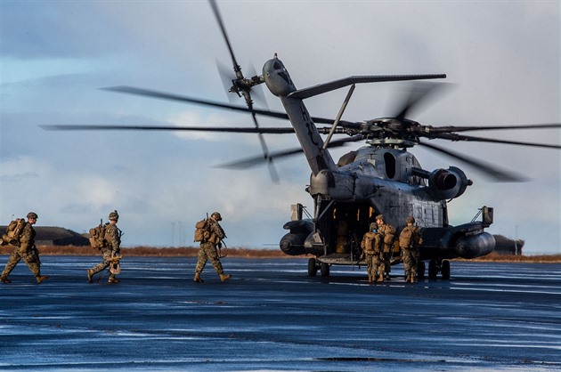 Záchranáři v horách našli vojenský vrtulník, záchranu posádky blokuje počasí