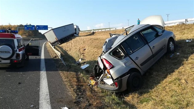 Kamion v kopci narazil do osobního vozu znaky Renault.