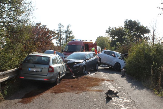 Následky nehody tí aut na cest obcemi Drovice a Olany u Prostjova. (12....