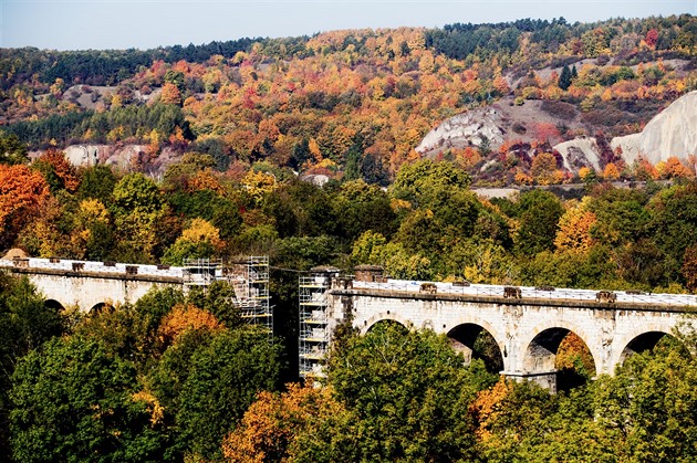 Od záí probíhají na dvojici viadukt Praského Semmeringu opravy. (11.10.2018)...