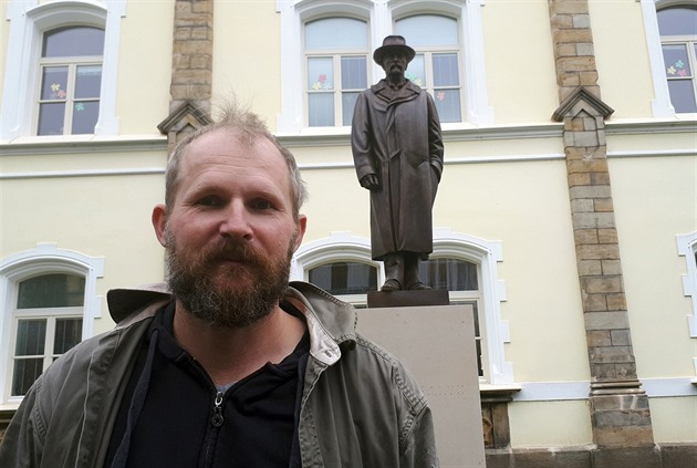 Bronzová socha prezidenta Masaryka je dílem sochae Ladislava Jezbedy (na...