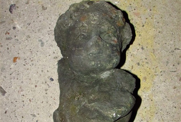 Nalezená hlava Jezulátka, které stávalo na knize svatého Antonína.