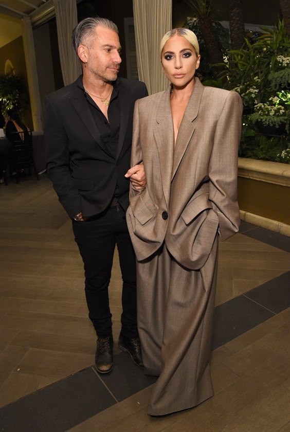 Christian Carino a jeho snoubenka Lady Gaga na galave�eru magazínu ELLE (Four...