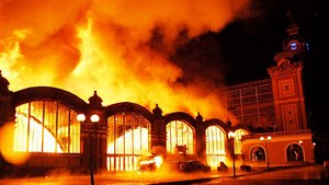 Rudá záře nad Prahou: požár Průmyslového paláce