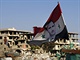 Syrsk vlajka s podobiznou prezidenta Bara Asada vlaje ve mst Dm. (15....