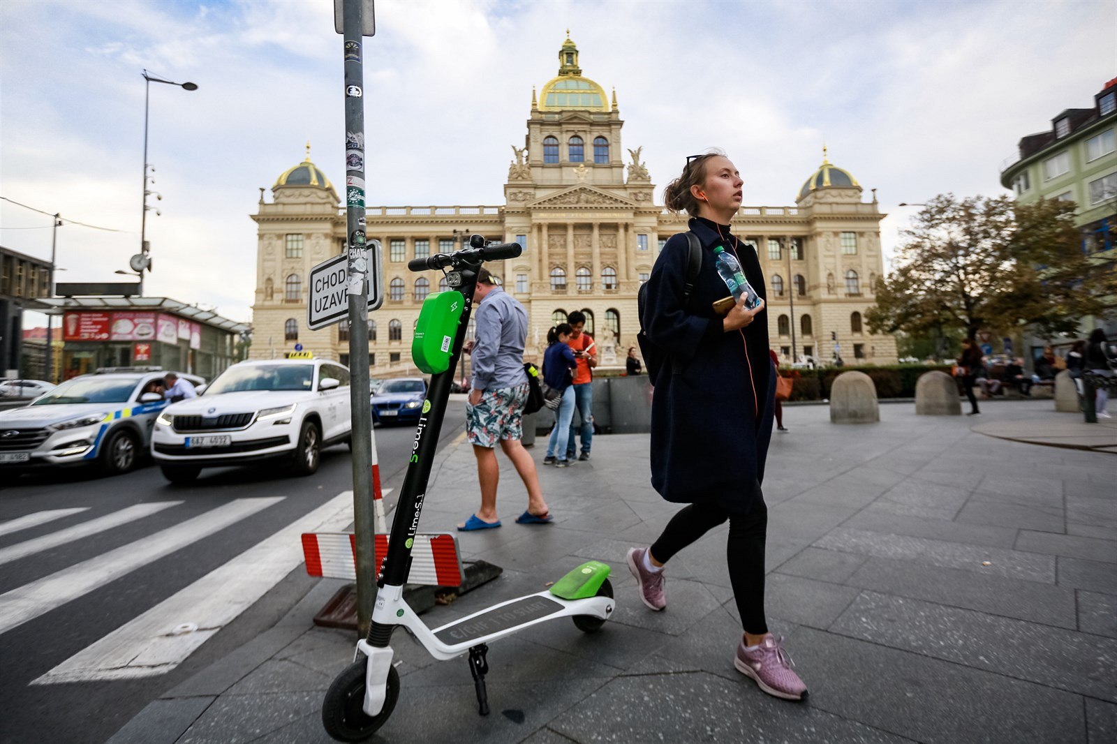 Elektrická kolob�ka, kterou je mo�né za poplatek p�j�it p�es aplikaci a...