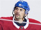 SUVENÝR. Tomá Plekanec z Montrealu odehrál tisící duel v NHL. Puk sympaticky...