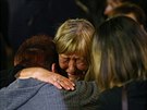 Matka zabité novináky Viktorie Marinové pláe na jejím pohbu