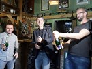 Miroslav Balatka slaví výsledky voleb v hospdce Charlies pub (13. íjna 2018).