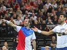 Radek tpánek (vlevo) spolen se srbským tenistou Novakem Djokoviem pi akci...