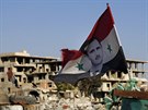 Syrská vlajka s podobiznou prezidenta Baára Asada vlaje ve mst Dúmá. (15....