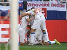 Klubko eských fotbalist oslavuje zásah Patrika Schicka do sít Slovenska.
