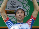 Francouz Thibaut Pinot pózuje s trofejí pro vítze cyklistického závodu Kolem...