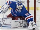 Henrik Lundqvist , branká New Yorku Rangers, zasahuje v utkání NHL proti...