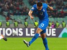 Dimitrij Nazarov z Ázerbájdánu stílí na bránu bhem utkání s Maltou.