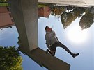 Pro laiky vypad� parkour nebezpe�n�, Jan Hanko ale m� za sebou roky tr�ninku....