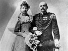Asie se v�ak dotkla, se svým mu�em, armádním kapitánem Rudolfem MacLeodem �ila...