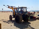 Pláové zátií Monte Gordo: rybáský traktor si jede pro dalí náklad.