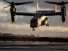 Konvertoplán CV-22 Osprey piváí písluníky americké námoní pchoty na...
