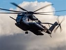 Vrtulník  CH-53 Sea Stallion z výsadkové lodi USS Iwo jima piváí písluníky...