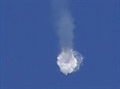 Záběr z oddělování urychlovacích bloků nosiče s lodí Sojuz MS-10 naznačuje, že...