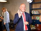 Pavel Fischer sleduje ve svém praském volebním tábu prbné výsledky druhého...