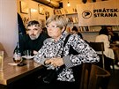 Zástupci Pirát sledují v Praze prbné výsledky druhého kola senátních voleb....
