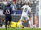 Nmecký záloník Toni Kroos stílí gól z penalty v utkání Ligy národ na hiti...