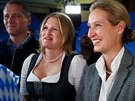 Katrin Ebner-Steinerová (vlevo) a Alice Weidelová z AfD po výsledku voleb v...