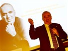 Ruský achový velmistr a bývalý mistr svta Garry Kasparov pijel do Brna, aby...