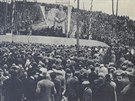 Na odhalení trnáctimetrové sochy T. G. Masaryka u Kuntátu v roce 1928...