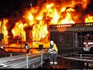 P�i po��ru Pr�myslov�ho pal�ce se hasi��m poda�ilo zachr�nit st�edn� a pravou...