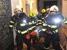 Z hotelu v N�plavn� ulici museli hasi�i vyn�st n�kter� z host� na nos�tk�ch.