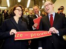 S bývalým premiérem Bohuslavem Sobotkou otevřela Adriana Krnáčová nové stanice...