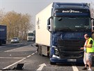 U obce Hoeovice na Kladensku se srazila dodávka s kamionem. idi dodávky...